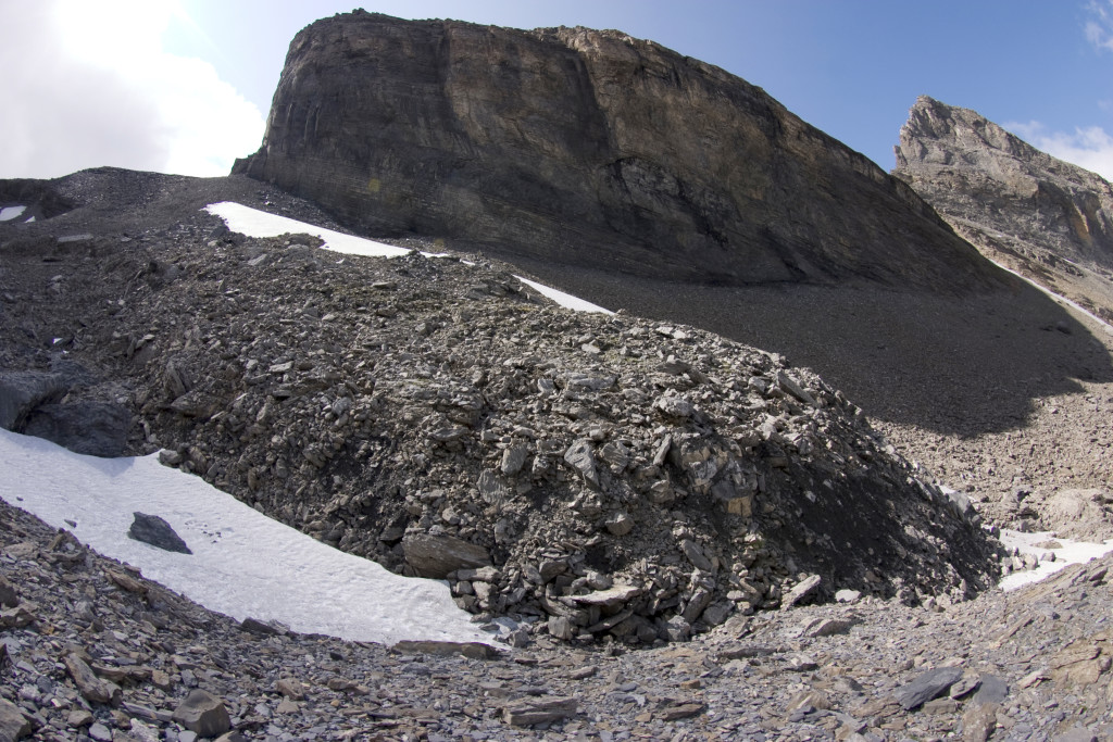 Ein kleiner aktiver Blockgletscher im Forschungsgebiet «Gemmi/Furggentälti», typisch sind die steile Front und grossen Gesteinsblöcke.